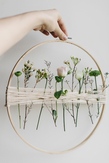 Delikatny haft na lnianej tkaninie